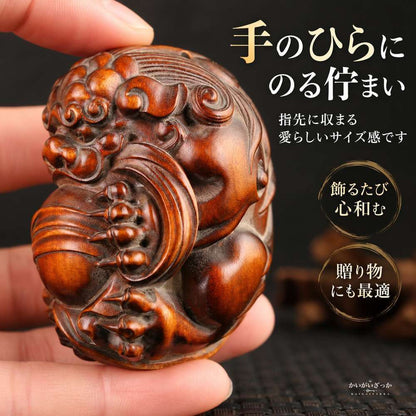 ツゲ材 手彫り 麒麟 根付 置物 縁起物 伝統工芸 アンティーク調 茶色 木彫り 彫刻 ハンドメイド コレクション インテリア 飾り 贈り物 手のひらサイズ
